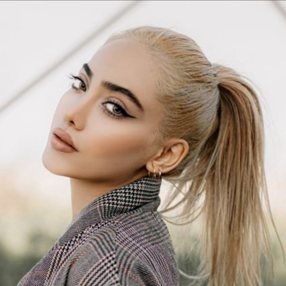 Deck of Scarlet Rouge Rebel Anniversary Kit – Vegan Lashes, Lip, Shadow – NWT - Picture 11 of 15